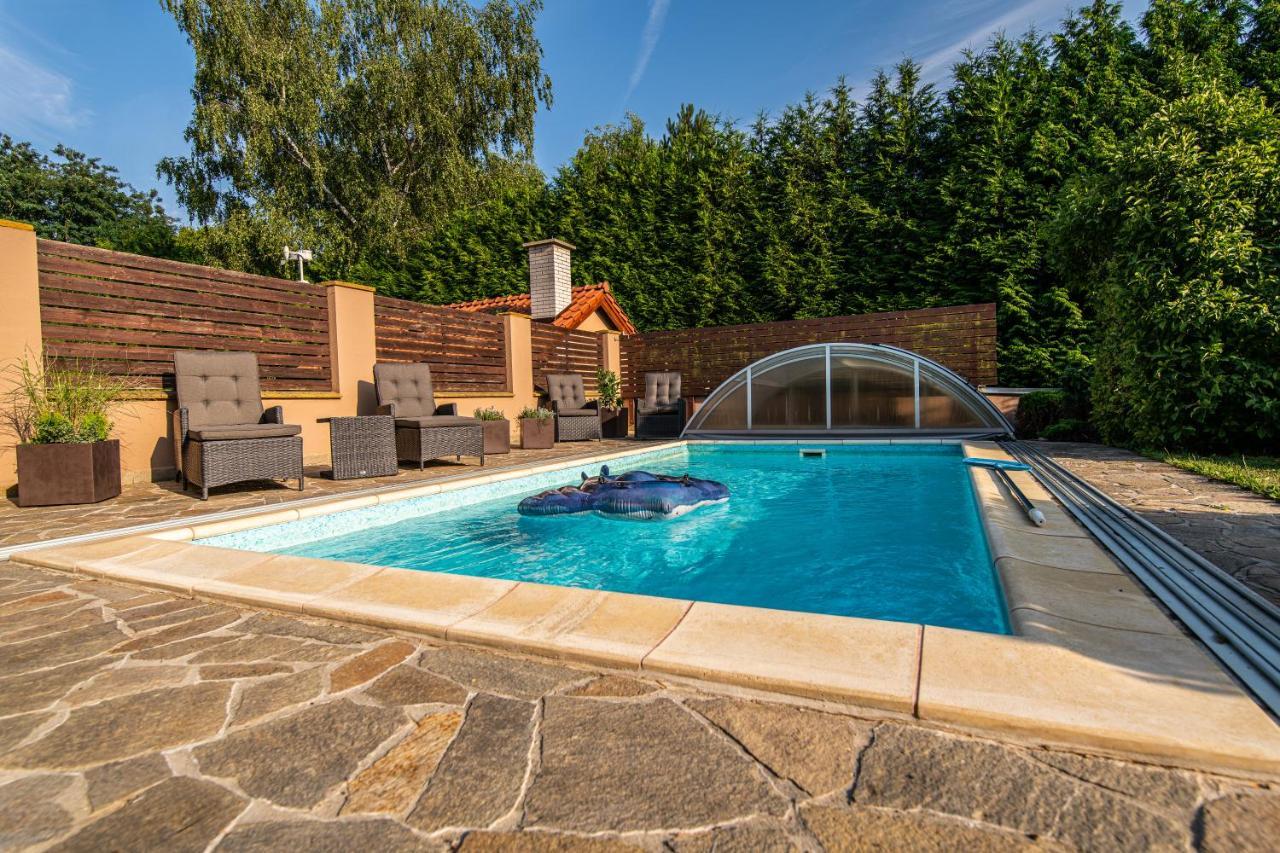 Villa With Pool & Sauna In Beer Village Velké Popovice Exteriér fotografie