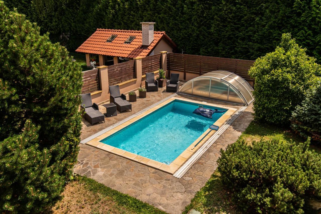 Villa With Pool & Sauna In Beer Village Velké Popovice Exteriér fotografie
