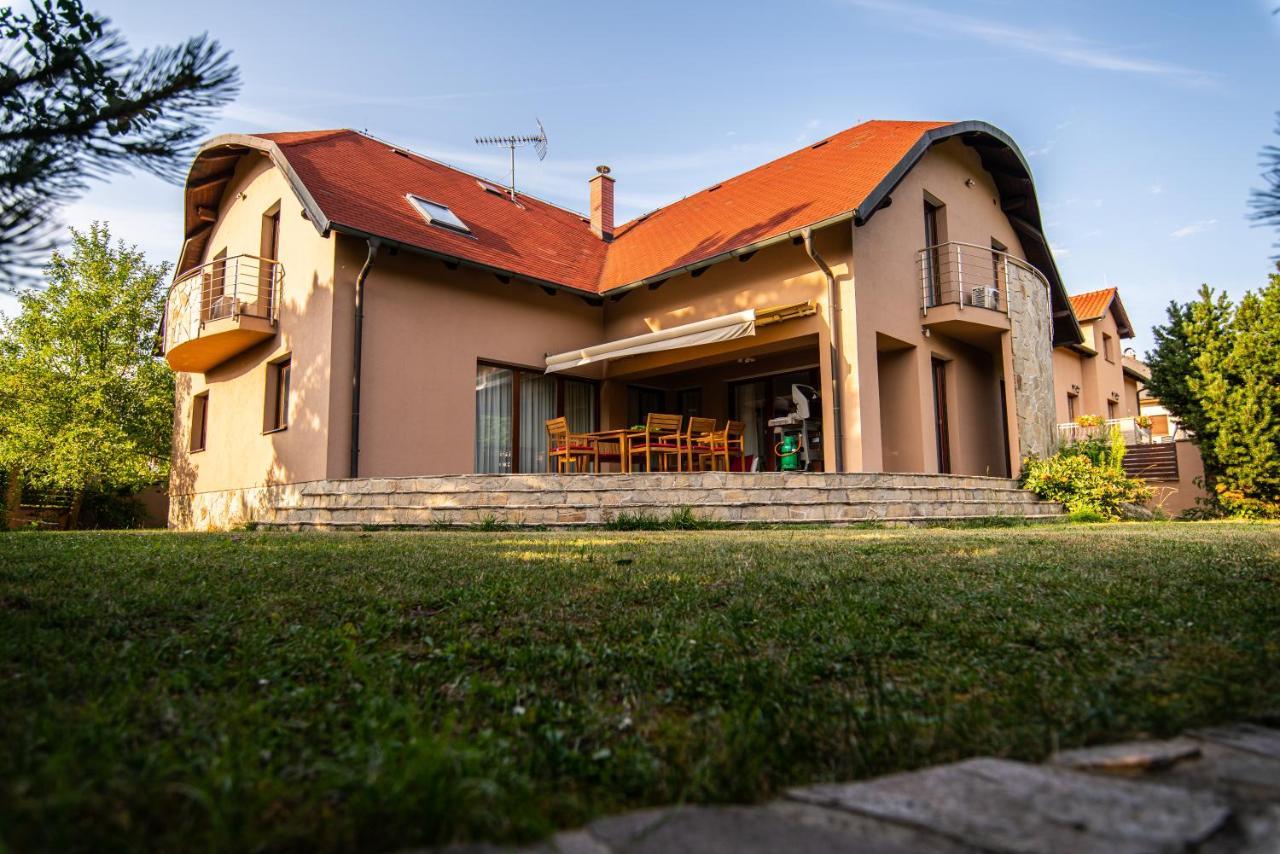 Villa With Pool & Sauna In Beer Village Velké Popovice Exteriér fotografie