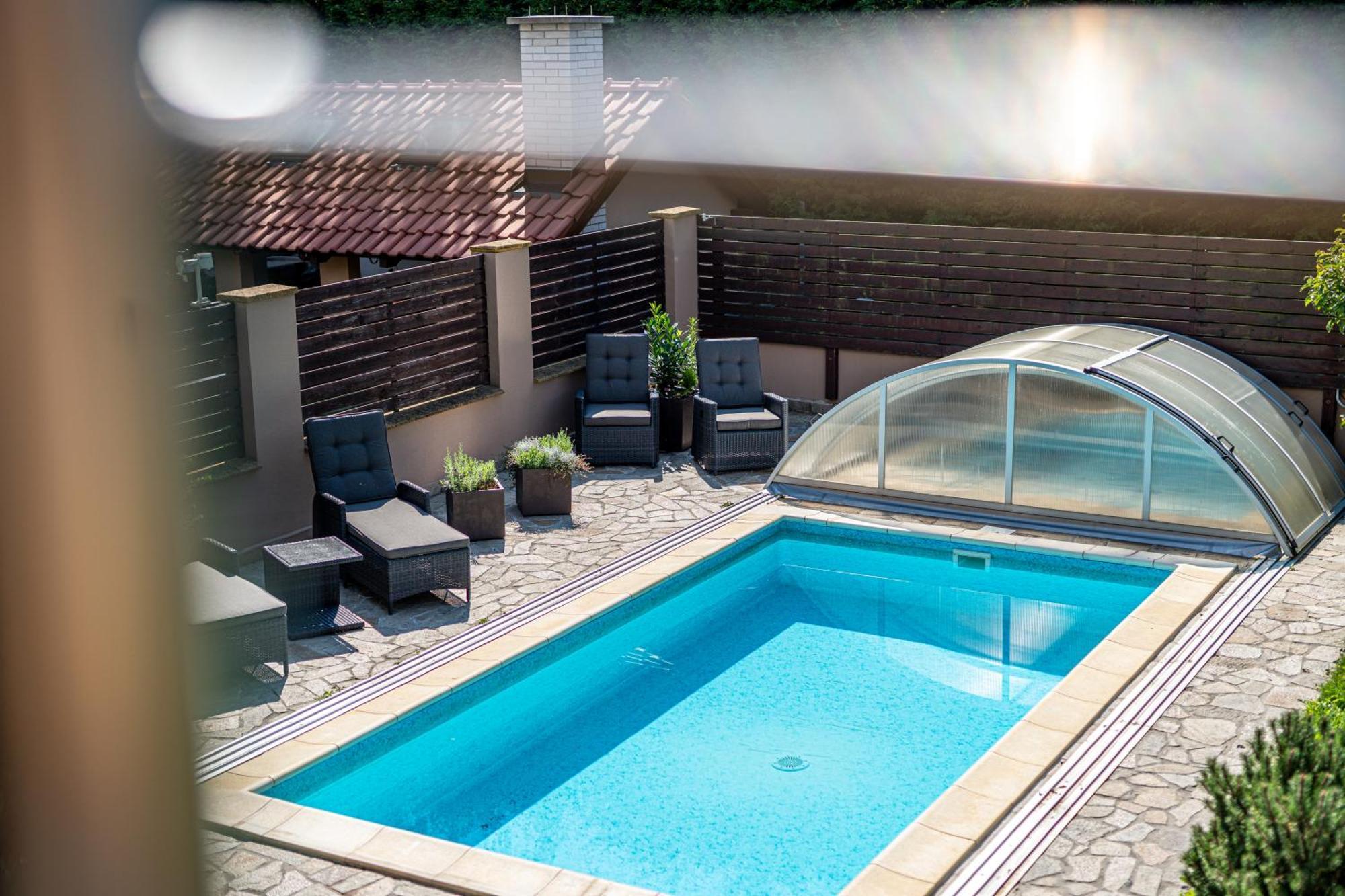 Villa With Pool & Sauna In Beer Village Velké Popovice Exteriér fotografie