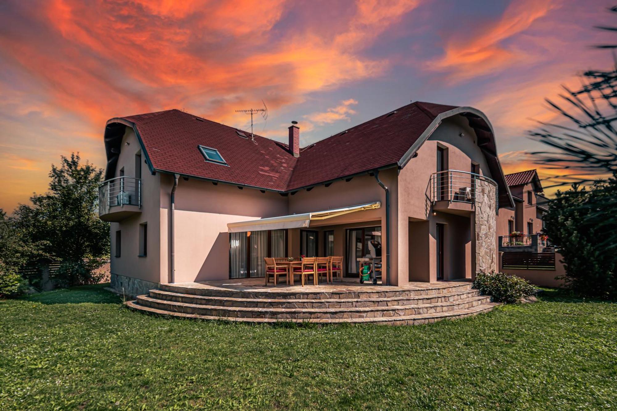 Villa With Pool & Sauna In Beer Village Velké Popovice Exteriér fotografie