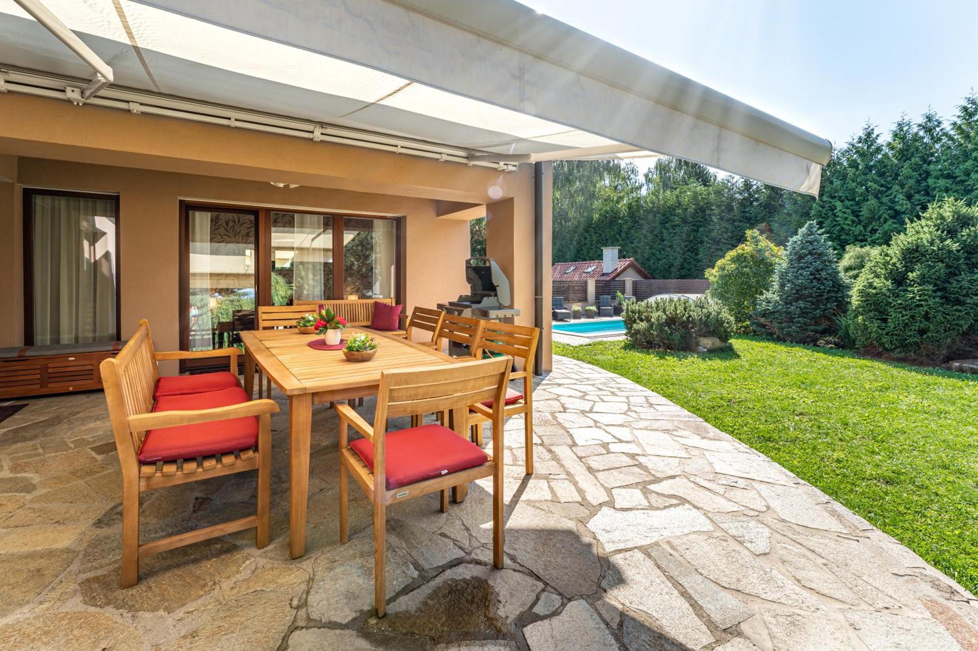 Villa With Pool & Sauna In Beer Village Velké Popovice Exteriér fotografie