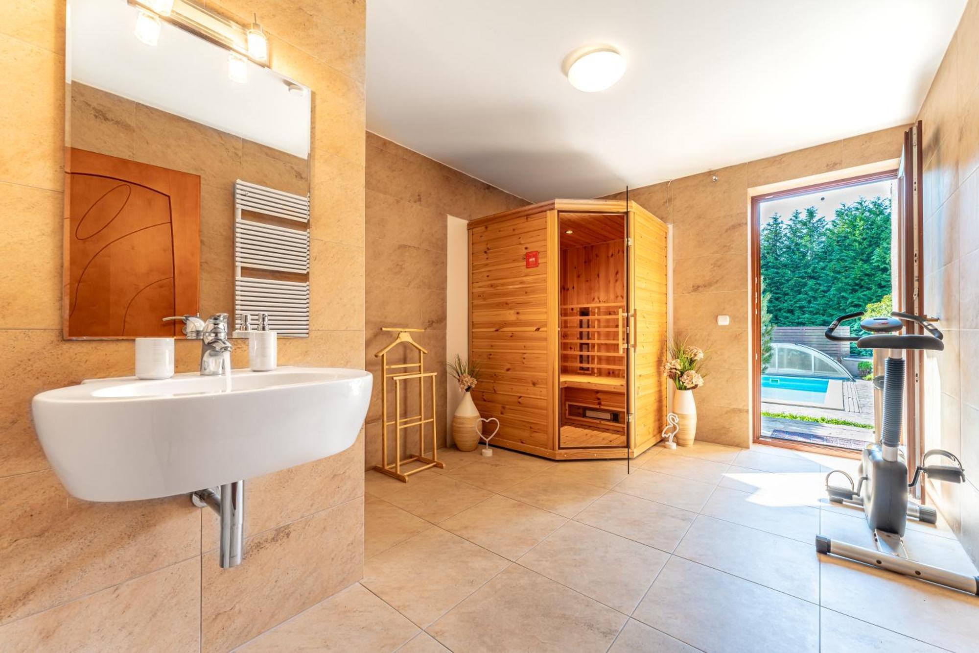 Villa With Pool & Sauna In Beer Village Velké Popovice Exteriér fotografie